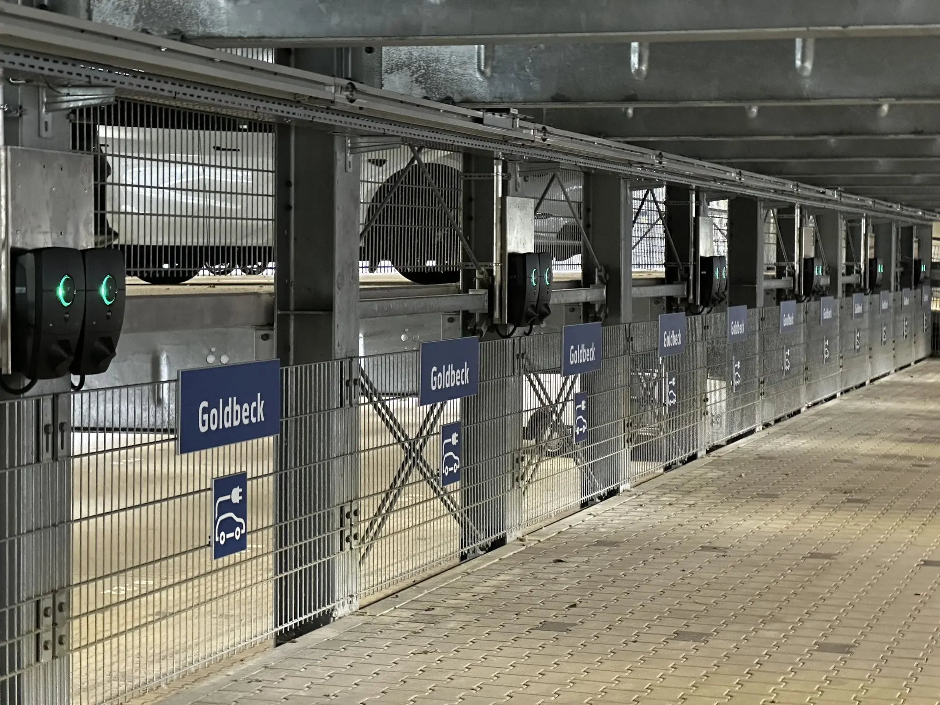 Wallboxen an den Stellplätzen einer Parkhausetage im Mobilitätshaus Büropark Oberneuland