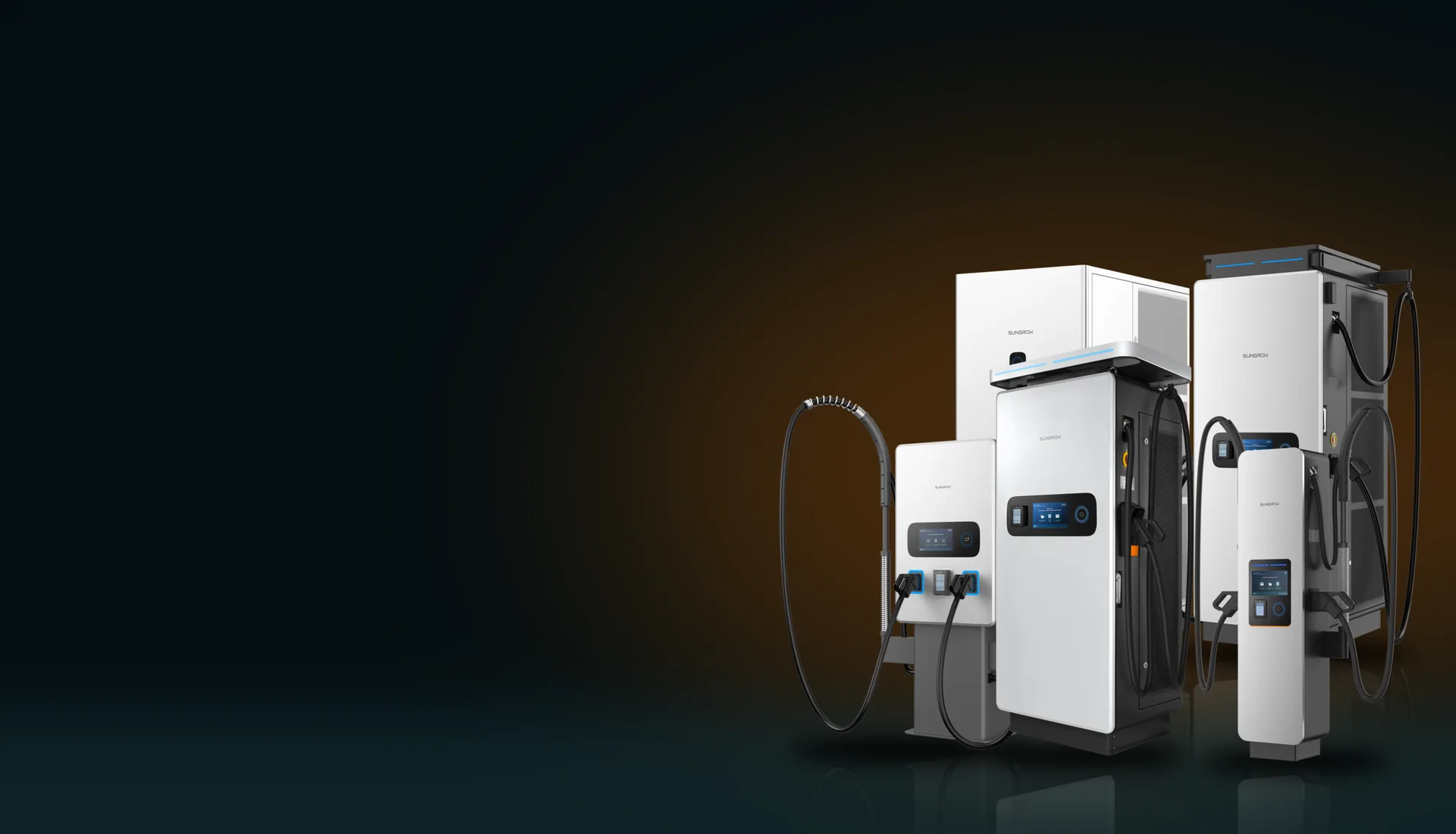 Sungrow-Schnelllader nebeneinander vor dunklem Hintergrund: IDC80E an der Stele, IDC180E, IDC480E-C, dazu Leistungsschrank und Dispenser des IDC480E