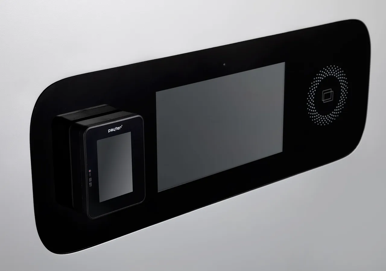 Bedienfeld eines Sungrow IDC180E mit Farbdisplay, RFID-Feld und integriertem Payter-Kartenterminal