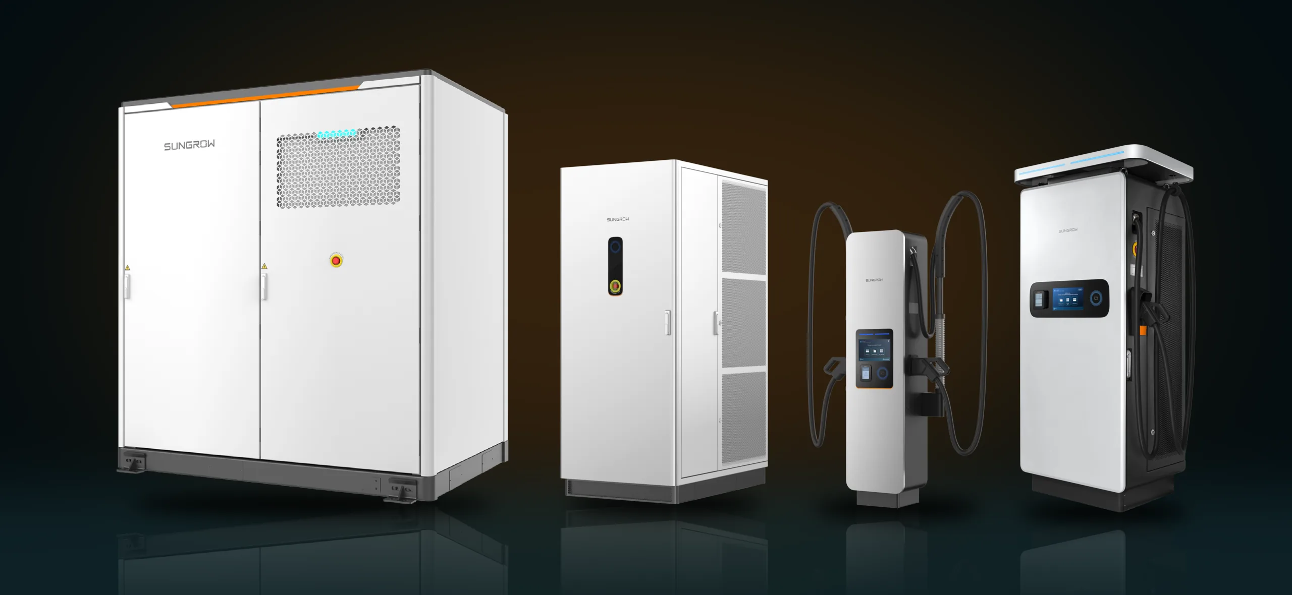 Sungrow-Batteriespeicher PowerStack ST510 neben Leistungsschrank und Dispenser des IDC480E und einem IDC180E vor dunklem Hintergrund mit orangefarbenem Licht