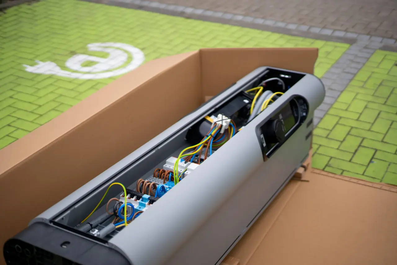 Technagon-Lademodul in einem geöffneten Versandkarton auf einem Parkplatz