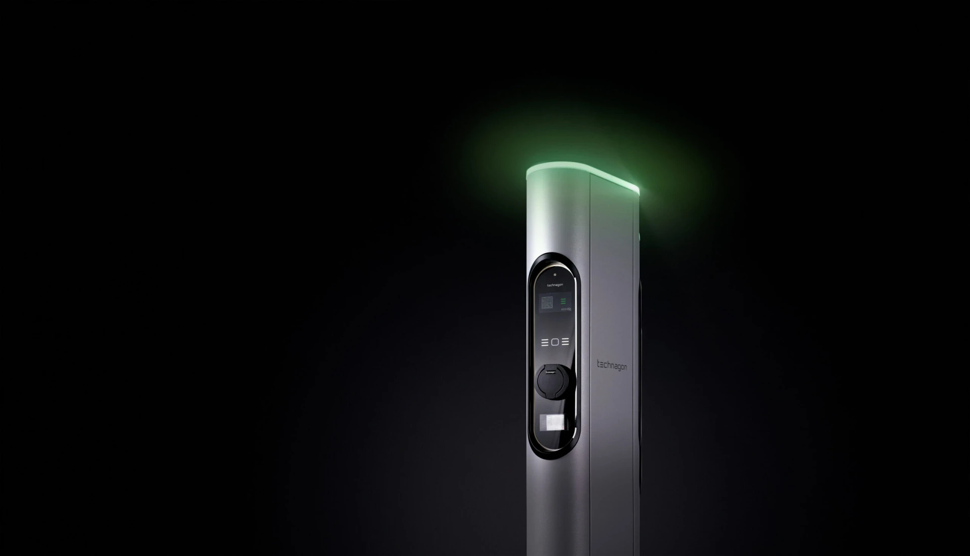 Technagon-Ladesäule TEP4 vor schwarzem Hintergrund, die Lichtleiste oben leuchtet grün