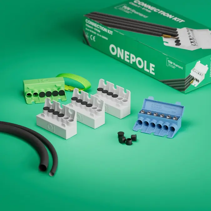 OnePole Connection Kit Class II: fünf doppelt isolierte 6-polige Klemmen in Grün, Weiß und Blau, grün-gelbes Erdungskabel und schwarze Schutzschläuche vor dem Karton