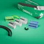 OnePole Connection Kit Class II: fünf doppelt isolierte 6-polige Klemmen in Grün, Weiß und Blau, grün-gelbes Erdungskabel und schwarze Schutzschläuche vor dem Karton