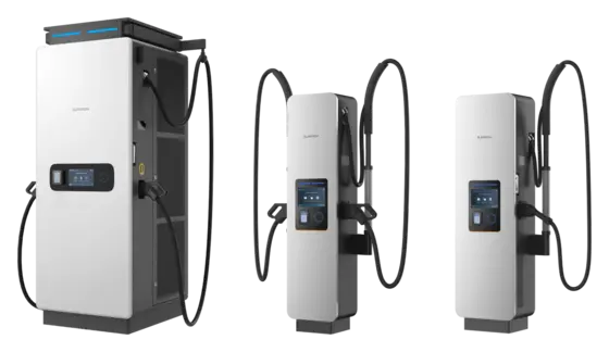 Sungrow IDC480E-C (links) mit den beiden optionalen Satellitensäulen: luftgekühlt mit zwei Ladekabeln und flüssigkeitsgekühlt mit einem Ladekabel