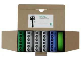OnePole Connection Kit: fünf 6-polige Reihenklemmen (grün, grau, blau) und ein grün-gelbes Erdungskabel im Karton