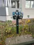Zwei Zaptec Pro Wallboxen von Eulektro auf einer OnePole-Stele vor einem Wohnhaus