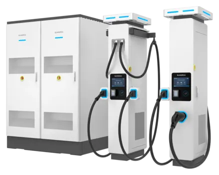Sungrow ChargeStack 1000 als System: Leistungsschrank, CCS-Dispenser mit zwei Ladekabeln und MCS-Dispenser