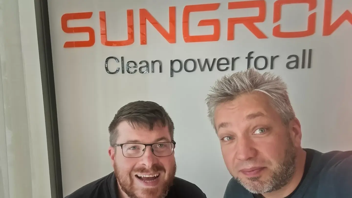 Zwei Eulektro-Mitarbeiter vor dem Sungrow-Logo in Amsterdam