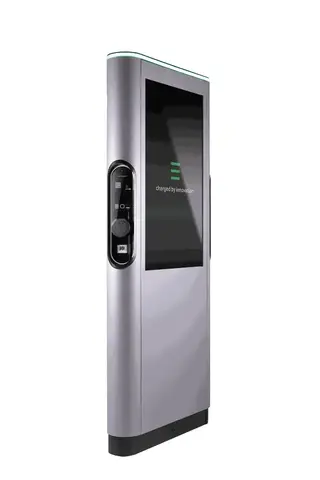 Technagon TEP8 in Schrägansicht: silbergraue Ladesäule mit großem Hochformat-Display und seitlichem Lademodul