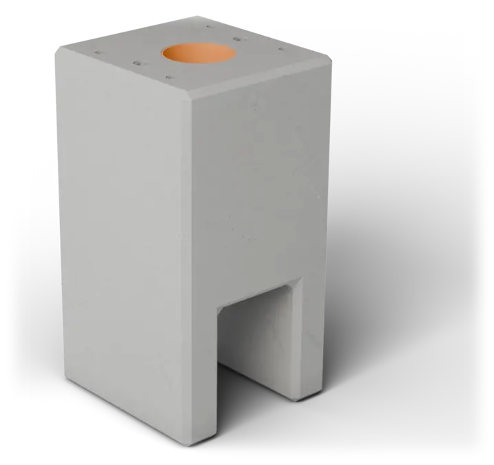 Betonfundament für den luftgekühlten Sungrow-Dispenser, Ansicht von hinten mit offenem Kabeltunnel und KG-Rohr