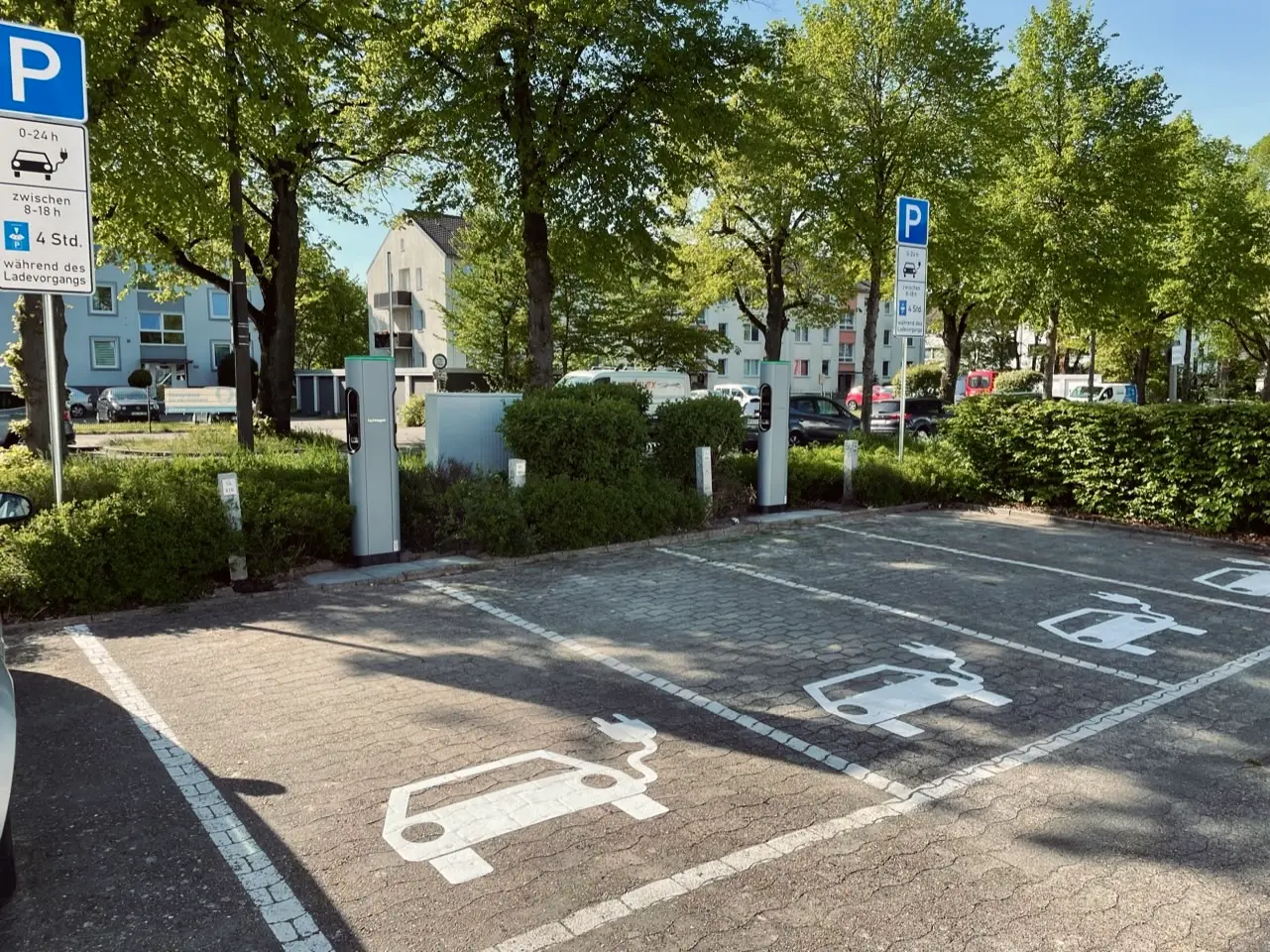 Zwei AC-Ladesäulen mit markierten E-Auto-Stellplätzen auf dem WGS-Mieterparkplatz Schwaneweder Straße in Bremen-Lüssum-Bockhorn